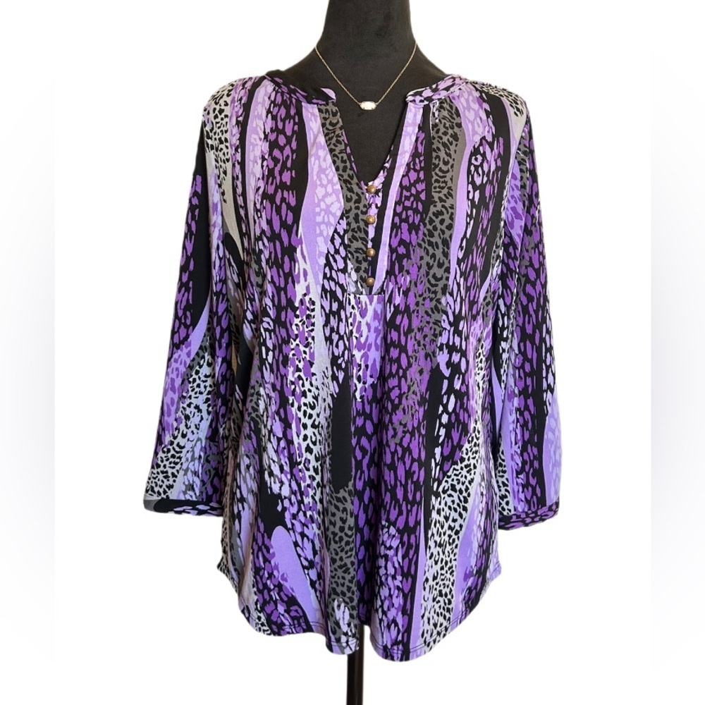 Dana Buchman Woman’s Medium Purple Animal Print 3/4 Sleeve Button-Up V-Neck Top